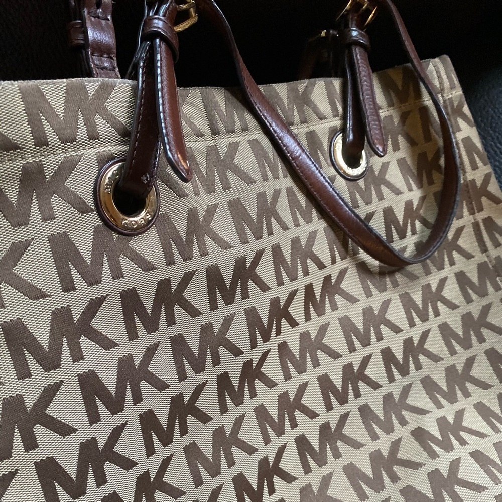 Michael kors purse. Excellent quality.